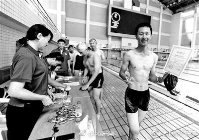 藍冠機電空氣能熱水工程兩眼放光的小編：這個清華小學弟有點帥